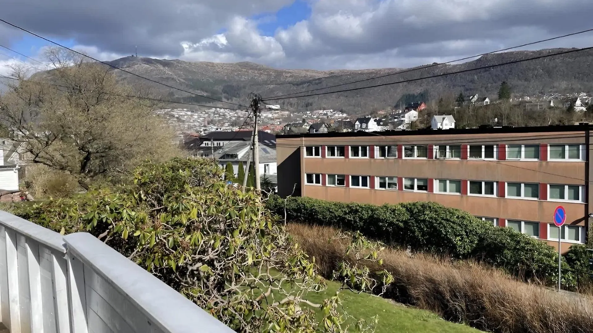 Peaceful Apartment With Balcony - Near Tram & Trails Bergen