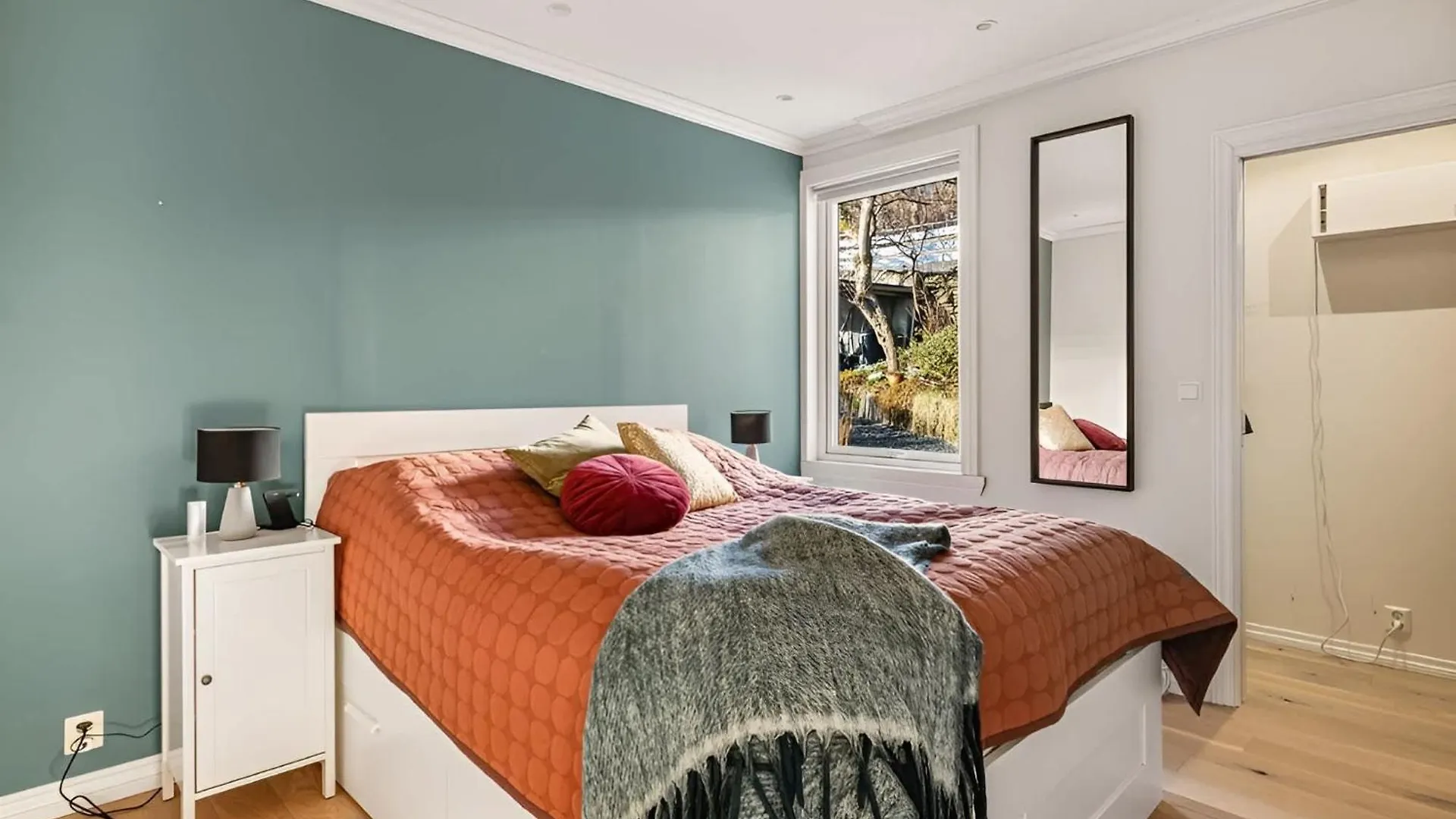 Peaceful Apartment With Balcony - Near Tram & Trails ile iletişim