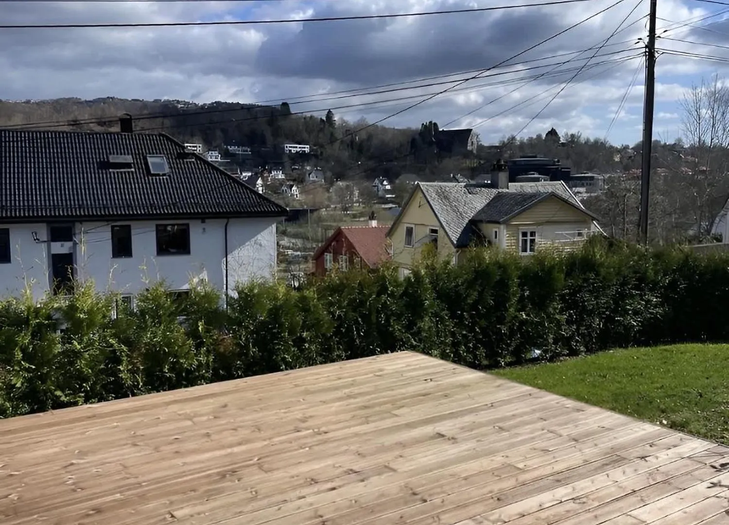 Peaceful Apartment With Balcony - Near Tram & Trails Bergen